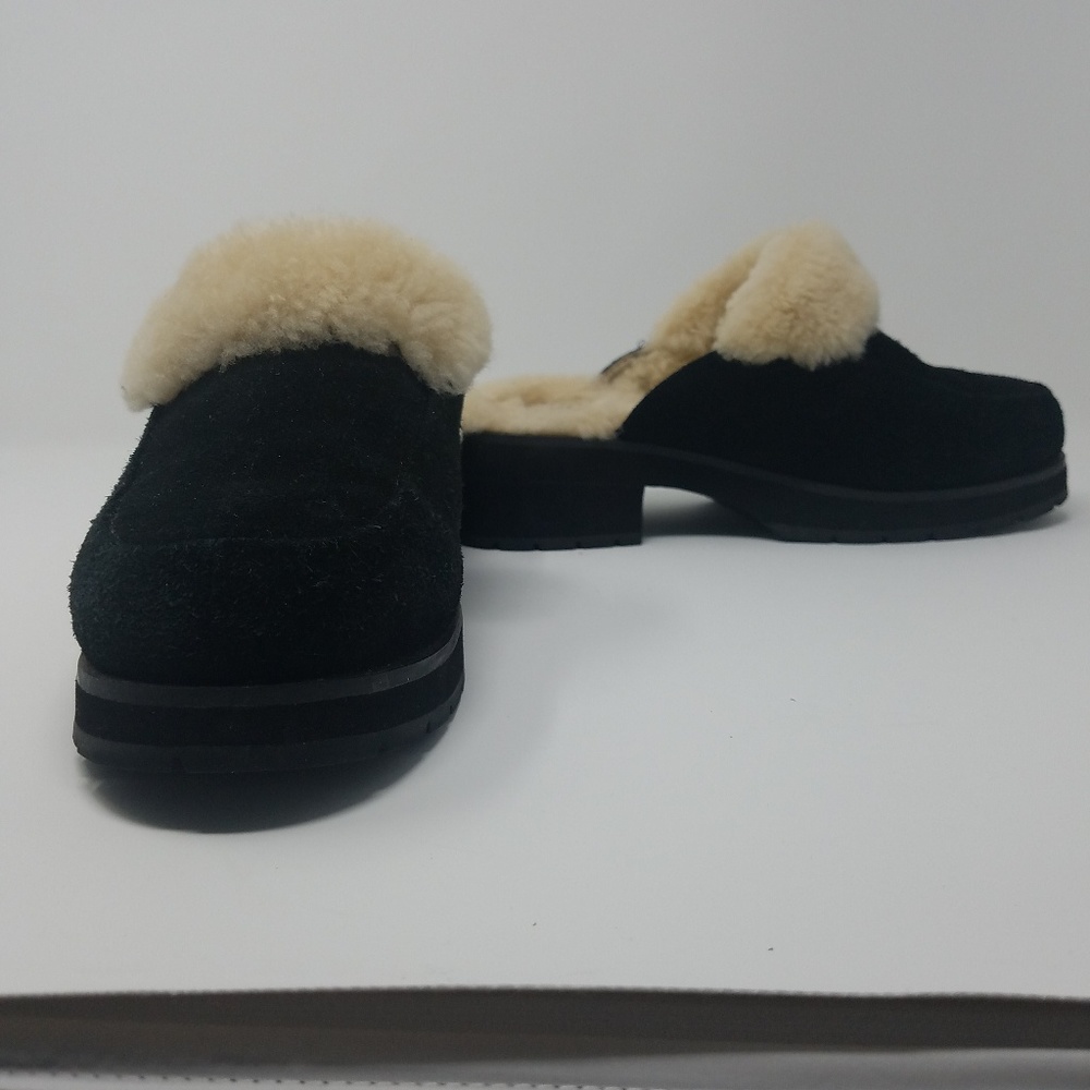 UGg 5372 Black Suede Lined Mules